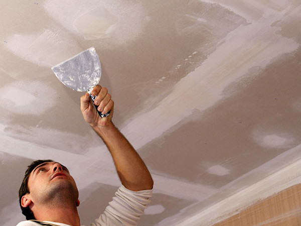 Spackling ceiling drywall