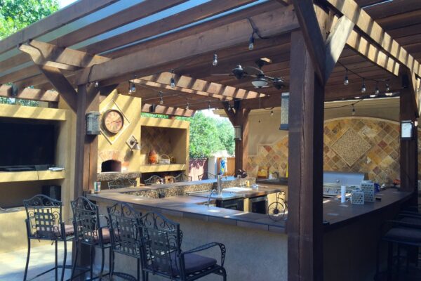 A fully equipped outdoor kitchen featuring a bar and grill, ideal for al fresco dining.